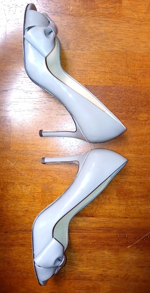 Ann Taylor Shoes - Ann Taylor size 5 Nude heelz with Bow
